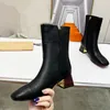 Botas de moda feminina de designer combinando salto grosso couro fivela de cabeça quadrada com zíper botas curtas tamanhos 35-44 com caixa