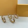 Moda feminina Ear Studs Novo designer de joias Brincos femininos com diamantes Tece letras Brincos Senhoras Acessórios para festa D2212081F