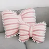 Oreiller nordique mignon nœud papillon enfants amovible/lavable Plaid/rayé décoration de chambre d'enfants S avec boule de pompon