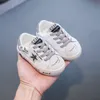 Tênis de couro branco para bebês, primeiros caminhantes, sapatos infantis para meninos e meninas Star Casual Flats Kid 221207