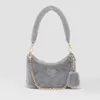 Shearling Mini-Bag New Plush One Shoulder Diagonal Bag 다목적 패션키 링 금속 하드웨어는 에나멜 금속 TR 2377로 장식됩니다.