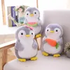 かわいいペンギンのぬいぐるみを保持している食物カップルペンギンファミリーファジーリトルプラッシー子供ギフト