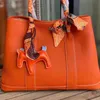 حقائب يدوية جديدة للأزياء 2022 حقيبة نسائية جلدية واحدة على الكتف في حديقة متعددة الاستخدامات.