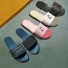 Designerskor Sommar Strandtofflor mode Loafers Lazy Platt klack floppar läder Bokstäver dam Cartoon Slides damskor Metal Damsandaler storlek 35-42 med låda