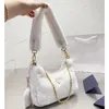 Shearling Mini-Bag New Plush One Shoulder Diagonal Bag 다목적 패션키 링 금속 하드웨어는 에나멜 금속 TR 2377로 장식됩니다.