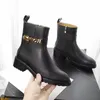 Designer feminino Martin Boots Fashion Metal Chain Leather Zipper Shoes Luxury Show Pants Sapatos Tamanho 35-41