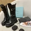 Bottes en cuir Monolith mi-mollet noires Pochette en nylon Demi-plateforme de combat Compensées Fermeture éclair Bout arrondi Talons bloc Botte plate de créateur de luxe