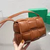 New Dokuma Lüks El Çantası Crossbody Bag Kadın Tasarımcı Çanta Mini Dokuma Omuz Çantaları Bayanlar Klasik Cüzdan Çantaları Çantalar