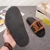 Letra de luxo chinelos letra de peles slides sapatos não deslizam plataforma chinelo e externo com caixa