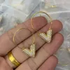 Nuove donne di design Argento Ciondola Huggie Orecchino V Lettera combinazione di diamanti pieni Ottone Placcatura in oro 18 carati Pendenti da donna Orecchini a bottone Gioielli firmati LE-20y