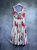 Sling-Kleid aus bedrucktem Popeline mit rosa Nelken, schmaler Taille und großem Swing Resort aus reiner Baumwolle Frühjahr/Sommer 2023 848