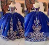 2023 Robes de Quinceanera modestes bleu royal et paillettes d'or appliques robes de bal sur l'épaule Pageant bal doux 16 robe corset haut