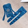 패션 디자인 트렌드 Juicy Tracksuit Brand Womens 2023 2 피스 바지 뒤로 클라이스 핫 드릴 장식 후드 탑 Veet 직물 묶음 다리 바지 esss