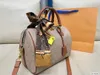 Bortkyror LQ M45840 Kvinnor Designer Speedy Bandouliere 25 Bag Travel Tote Pillow Påsar Svart präglade Monogram Läder Crossbody Double Handle Purse Plånbok