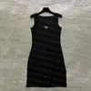 女性のカジュアルスリングドレスデザイナーニットESトライアングルバッジファッションノースベブレスニットスカート