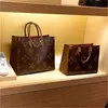 Luxurys Designers Bolsas de bolsas OnTheGo Ladies Leatherpurse Bolsa de ombro de luxo grande embreagem de bolsas de compra de alta qualidade