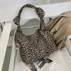 Bolsos de noche 2022, bolso elegante con estampado de leopardo para mujer, bolso de hombro que combina con todo de estilo coreano, bolso cruzado de compras para mujer