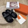 Designer de slides de luxo Mulheres macias sandálias de salto plano Moda Flipers de conforto quente Mulher sapatos de chinelos de outono slides de inverno sandália