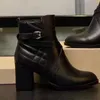 Jesienno-zimowa Krótkie buty damskie Buty Metalowa klamra paska wysokie obcasy Designer boot 100% Skóra lady Gruby obcas buta Modna tkanina Kobiety buty Duży rozmiar 35-42 z pudełkiem