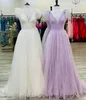 Vestido de baile de penas de lantejoulas, linha a, decote em v profundo, inverno, noite formal, festa de casamento, desfile, pista de gala, tapete vermelho, azul gelo, lilás, branco, costas nuas, fenda de cor doce, 2023