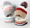 暖かい裏地の冬の帽子の子供たち