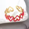 Cluster ringen kleurrijk uitgeholde hart open voor vrouw