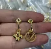 جديدة مصممة من الفضة الفضية Dangle Dansing arring v خطاب مع Signet Brass 18K Plating Love Love Love Pendants Studs Designer Jewelry LE-189