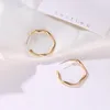 Boucles d'oreilles créoles Mobius torsadées en forme de C pour femmes, grandes boucles d'oreilles géométriques dorées/blanches élégantes, clou de perçage, accessoire cadeau