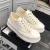 2022 Nya mode casual skor sn￶rning l￶pande tr￤nare kvinna sko sneakers vita kvinnor reser l￤der dam tjock suled designer plattform gym sneaker cowhide