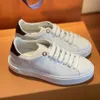 2023 Neues Luxus -Design geprägtes Spitzenlederkönigin -Moderatorin weiße Schuhe Casual Sneakers Frauen Schuhe Mkpkj GM300000001