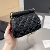 CC märke Cross Body Womens Mini Shiny Woc quiltade väskor Patent Läder Matelasse Guld hårdvara middag plånböcker franska designer utomhus trend handväskor kors bör