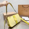 Kvällspåsar 50% rabatt i butiker 2023 Fashion Bag Aolai Counter C-typ Kou Women's Mahjong Crossbody One Shoulder Mångsidig bärbar underarm liten fyrkant