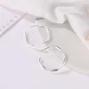 Boucles d'oreilles créoles Mobius torsadées en forme de C pour femmes, grandes boucles d'oreilles géométriques dorées/blanches élégantes, clou de perçage, accessoire cadeau