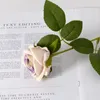 芸能人シルクのバラは結婚式のテーブルのための偽の花を飾るバレンタインデーギフトのために長い花束を飾る