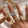 Anéis de casamento 2022 Charme de moda de verão Branco azul rosa CZ Butterfly ouro banhado de luxo de dedo de banda ajustada para mulheres jóias