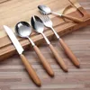 Set di stoviglie Manico in legno Coltello da bistecca Forchetta da frutta Cucchiaio Stoviglie in acciaio inossidabile 410 in stile giapponese Lusso di alta qualità