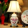 Lâmpadas de mesa Chinesa Cerâmica de porcelana de cabeceira de cabeceira clássica de base de bronze clássico lâmpada de tecido de tecido romântico mesa de tecido