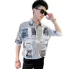 メンズカジュアルシャツメンズトレンディなスペーパープリントフローラルシャツラッド韓国夏のブラウスカップルパッケージメールカレッジ2022オフィスフォーマル