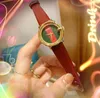 Gビー女性の有名なデザイナークォーツウォッチクラシック本革ベルトウォータープルーフスーパーブライトスモールクールクールな腕時計oorologio di lussoギフト
