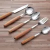 Set di stoviglie Manico in legno Coltello da bistecca Forchetta da frutta Cucchiaio Stoviglie in acciaio inossidabile 410 in stile giapponese Lusso di alta qualità