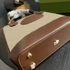 حقيبة حمل متوسطة المصمم على ظهر حقيبة نايلون ذات حقائب جلدية حقيقية مصممة مصمم حزمة مصمم حزمة الظهر
