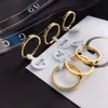 Klasik premium alyans lüks kızlar düz yüzük tasarımcısı marka mektubu yüzük 18k altın kaplama zarif mücevher aksesuarları moda hediyesi