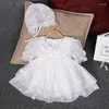 Robes de fille 2022 Robe de bébé Girls Baptisme en coton Pure blanc manche courte avec casquette en dentelle 2 pcs baptême