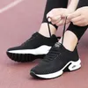 كبيرة الحجم نساء وسادة الهواء اللياقة الأحذية شبكة أحذية رياضية تنفس الدانتيل حتى الجري الحذاء Y60245T
