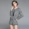 여자 트랙 슈트 스프링 가을 여성 세트 고품질 구슬 레트로 격자 무늬 긴 소매 짧은 재킷과 반바지 2 조각 세트