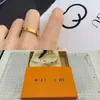 Klasik premium alyans lüks kızlar düz yüzük tasarımcısı marka mektup yüzüğü 18k altın kaplama zarif mücevher aksesuarları moda 2855