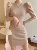 Robes décontractées 2022 Mode coréenne Femmes Tricoter Full Puff Sleeve Base Pulls Filles Slim Turtleneck Mini Gaine Knitwear Robe