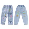 Jeans per ragazza per bambini Pantaloni lunghi a forma di cartone animato floreale Primavera Autunno Graffiti Pittura Stampa Pantaloni casual con foro JYF 220222331m6413045