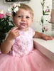 2023結婚式のためのピンクの花の女の子のドレス宝石首のイリュージョンキャップスリーブレースアップリケクリスタルビーズ誕生日の子供の女の子のページェントガウン