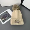 豪華なデザイナーの帽子メンズ冬の手紙ニッツビーニーウールの帽子の女性厚い厚い温かいぬいぐるみ12色クリスマスギフトのための12色